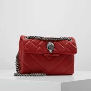 Kurt Geiger, stor - Den större Kurt Geiger väskan med svart fågel. Färgen på skinnet är rött. Absolut nyskick och köpt till en julfest  i december 2023, använts några enstaka gånger sedan dess. 