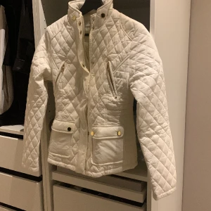 Vit jacka   - Vit jacka med gulddetaljer. Storlek 36. Aldrig använd.