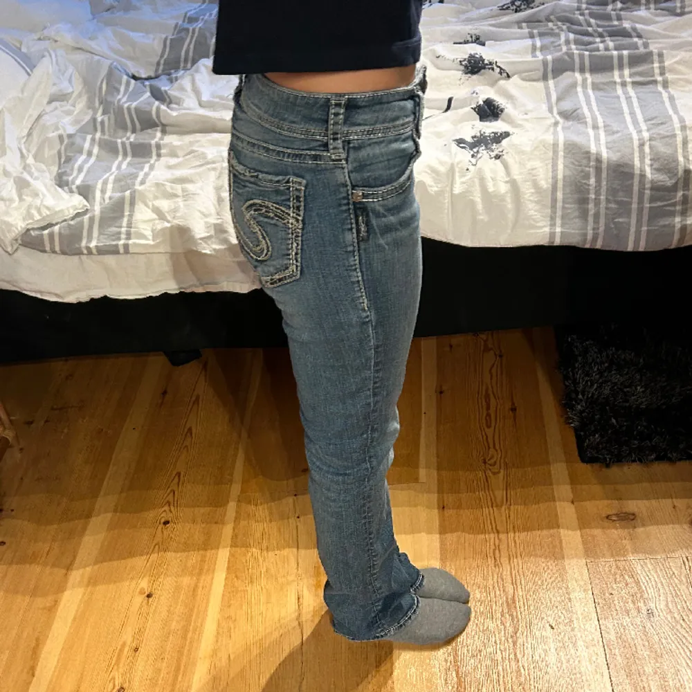 Snygga lågmidjade jeans med cool bakficka! Innerbenslängden är 76cm och midjemått rakt över 36cm. Hör av dig vid frågor eller fler bilder!😊 Se profil för fler snygga jeans!. Jeans & Byxor.