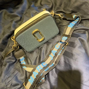 Marc Jacobs väska - Säljer min stilrena Marc Jacobs väska som jag fått i present. Inte riktigt min stil just därför jag säljer den. Helt ny inga defekter. Priset är diskuterbart 💓
