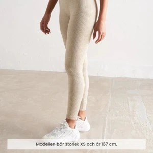 Ribbed tights från Aim’n - Ribbed, seamless tights från aim’n i beige. Aldrig använda till träning, endast hemma ett fåtal gånger 
