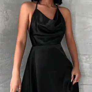 En enkel svart klänning, helt oanvänd då den är för stor för mig. Bar rygg.