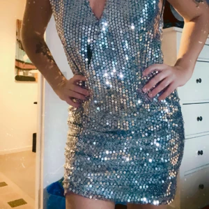 Paljettklänning - Fint skick! Endast använd en halv kväll.  Storlek medium. Axelkuddar.   Köpt på Zara. 