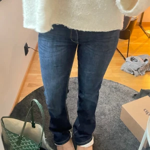 Lågmidjade jeans - Lågmidjade mörkblå bootcut jeans ifrån Lindex i fint skick!💓💓Stor garderobsrensning så säljer även många andra lågmidjade jeans & byxor!!😚💓🪩