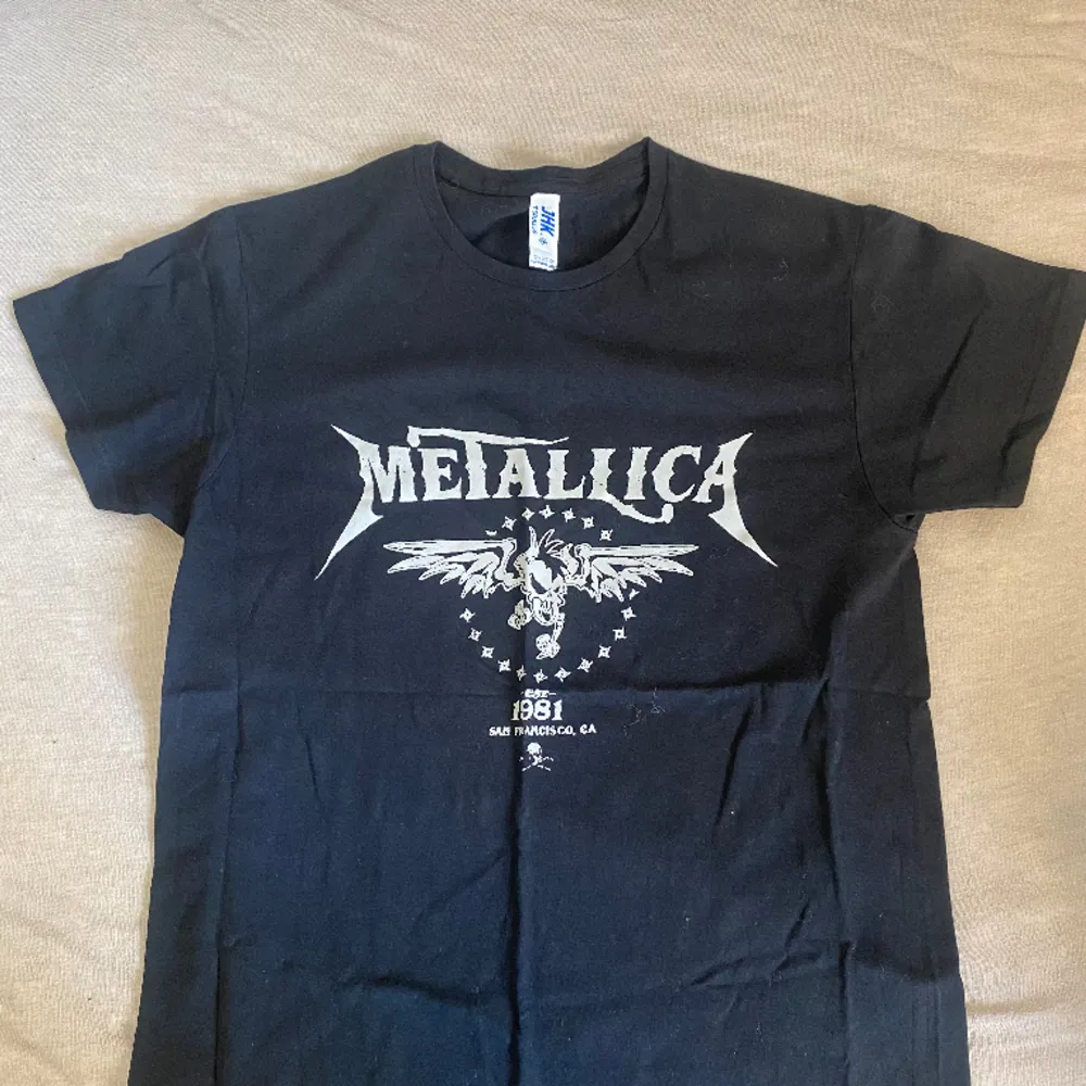 Säljer min jätte coola Metallica t-shirt då den inte används längre. Bra skick och inga defekter. För fler bilder eller mått skriv till mig privat. OBS! Alla plaggen tvättas/stryks om det behövs innan jag skickar iväg dom!❤️. T-shirts.