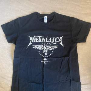 Säljer min jätte coola Metallica t-shirt då den inte används längre. Bra skick och inga defekter. För fler bilder eller mått skriv till mig privat. OBS! Alla plaggen tvättas/stryks om det behövs innan jag skickar iväg dom!❤️