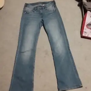Använda ljusblåa flare jeans från Denim, storlek 38. Beroende på hur lång du e så är dem ungefär Low/Middle waist. Alla kläder jag säljer tvättas såklart innan leverans, frakt kostar inte. Säljer dem för halva priset jag köpte dom ungefär! :))