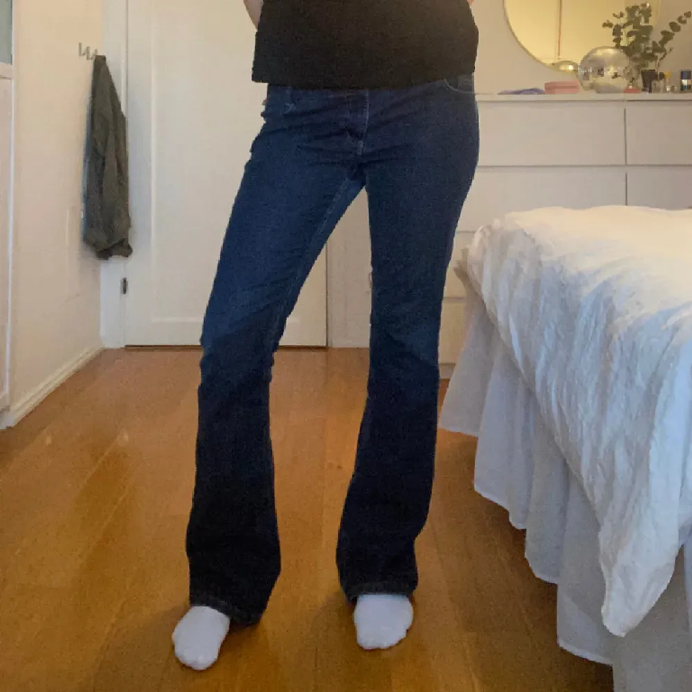Lågmidjade bootcut jeans ! Hon på bilden är 172cm och osäker på storlek men tippar på 40!💓💓. Jeans & Byxor.