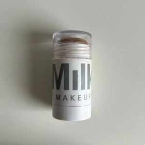 Milk Bronzer - Milk bronzer stick i färgen Baked. Använd några gånger så inte i nyskick riktigt. 