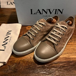 Lanvin Nappa Captoe Sneaker ”Beige” - Riktigt fina lanvin Captoe sneakers. Skorna är helt nya, Cond 10/10. Box, Dustbags och extra laces ingår! Uk 10 vilket passar Eu 44-45. Sjukt snygga och eftertraktade skor! Nypris: 4499 kr. Hör  av er vid frågor! 