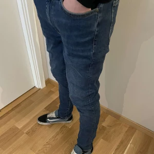 Dressman jeans - Dressman jeans| skick 9/10 använda ett fåtal gånger| nypris 699 mitt pris 299| strl 30/30 se sista bilden| killen på bilden är 180 cm lång| hör av dig frågor eller funderingar🙌