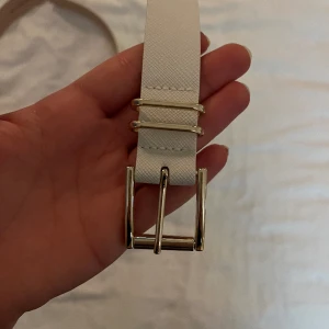 Skärp - Vitt skärp med guldfärg