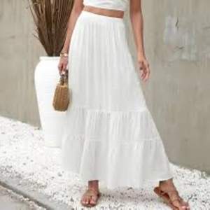 Lång vit kjol från stradivarius, pris kan diskuteras 
