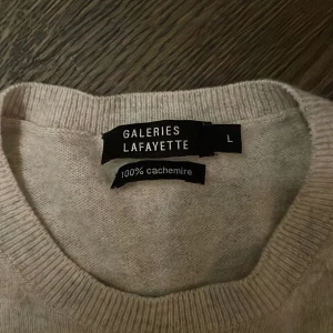 Stickad tröja - Jätte fin ljusgrå kashmir tröja! Bra skick🥰🥳🥳den är för killar men då den är väldigt basic funkar den på tjejer också!