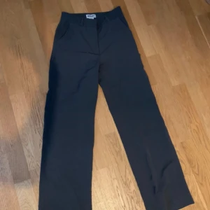 Madlady kostymbyxor - Kostymbyxor från madlady knappt använda i storlek 34/XS i längd 30/Regular