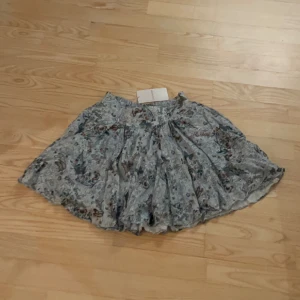 Zadig & Voltaire Kjol - Säljer denna söta kjolen som är perfekt nu till våren och sommar från Zadig & Voltaire. Den är i nyskick då den aldrig är använd och lappen sitter på.💗Säljer för 500 kr, köpt för 1285 kr, storlek 14 år.💗Köparen står för frakten, jag kan mötas upp!