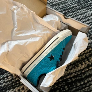 Oanvända converse - Så coola converse som tyvärr var för små för mig. Är egentligen skateskor men funkar som vanliga sneakers. Är från en collab med Sean Pablo. Gjorda i mocka. 