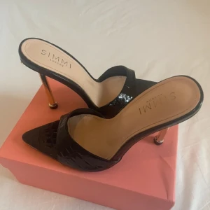 Simmi klackar  - Oanvända Simmi klack. 9 cm klack med guld detaljer. Bekväma och sexiga på. 