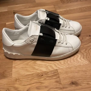 Valentina Open sneaker - Valentino Garavani Open sneakers i nyskick. Skriv för mer info eller bilder. 