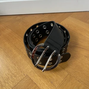 Skärp - Skärp med hål i som är köpt från Nelly, använd fåtal gånger.