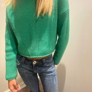 Grön stickad tröja💚 - Olika stilar beror på hur man stylar 😘