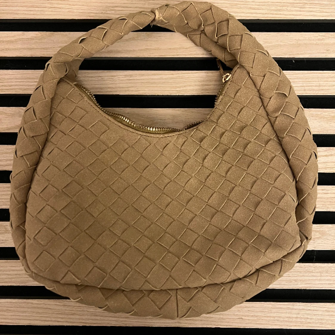 Beige flätad väska 