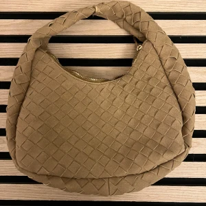 Beige flätad väska  - Fin beige flätad väska, lite mockakänsla på tyget. 
