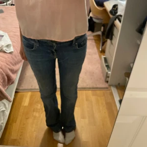 Roxy jeans!! - Säljer dessa lågmidjade jeans från LTB, modell Roxy!  Stl. 28x34, jag är 174cm lång för referens!  Väldigt lite slitna nedtill men inget som märks!  
