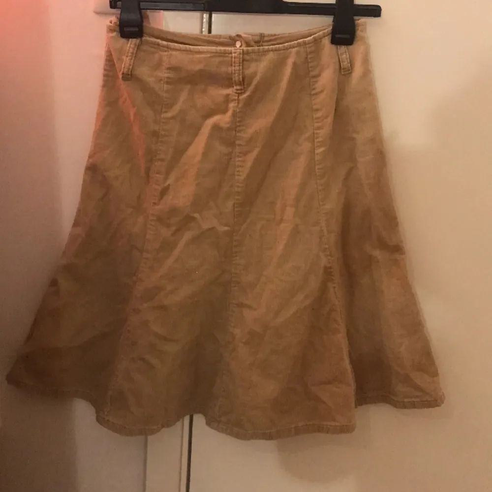 Beige kjol från HPO collection, fint skick!. Kjolar.