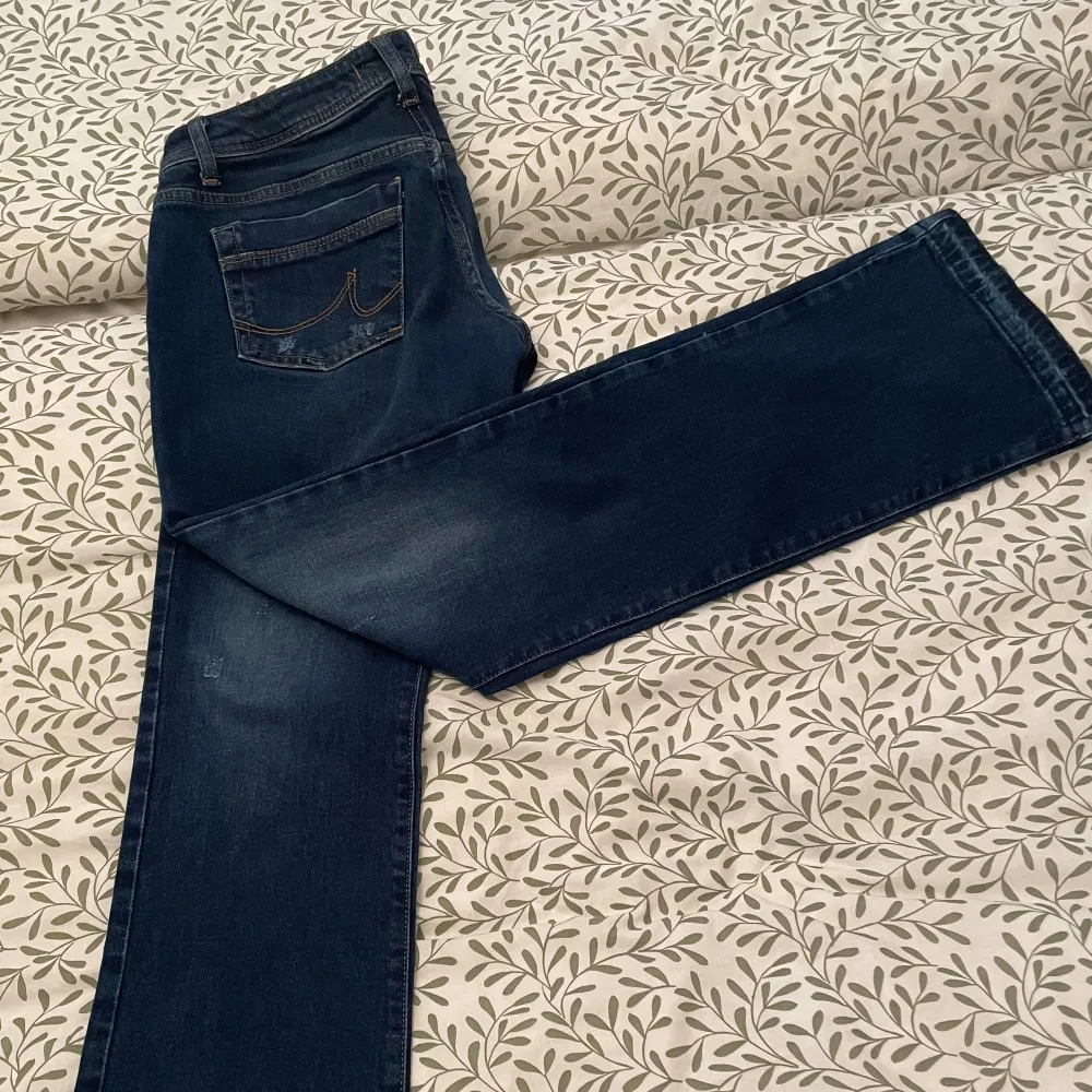 Hejj säljer dessa jättefina low Waist Bootcut jeansen från Ltb då de var lite för korta för mig tyvärr som är 161 cm💗 som ni ser är benen nedlagda men inget man märker när man har på sig dom. Jeans & Byxor.