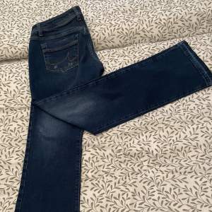 Hejj säljer dessa jättefina low Waist Bootcut jeansen från Ltb då de var lite för korta för mig tyvärr som är 161 cm💗 som ni ser är benen nedlagda men inget man märker när man har på sig dom