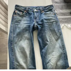 Jeans från weekday i storlek W28 L32. Dom är i samma färg som första bilden och sitter som på de andra två bilderna. Nypris 590 och knappt andvända men säljer för 250🩷