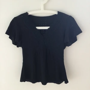 Svart topp - Jätte fin svart topp , vet inte vart den är ifrån Endast använd fåtal gånger 💞