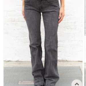 Brielle 90’s jeans , Brandy melville  - Säljer då det inte passar längre och inte kommer till andvänding 🫶🏻köpta på brandy melville , ordinarie pris 42€ = 480kr  Sitter som storlek 34 , lite stora i midjan för mig som har 32/34 . Så passa säker bäst som S/34