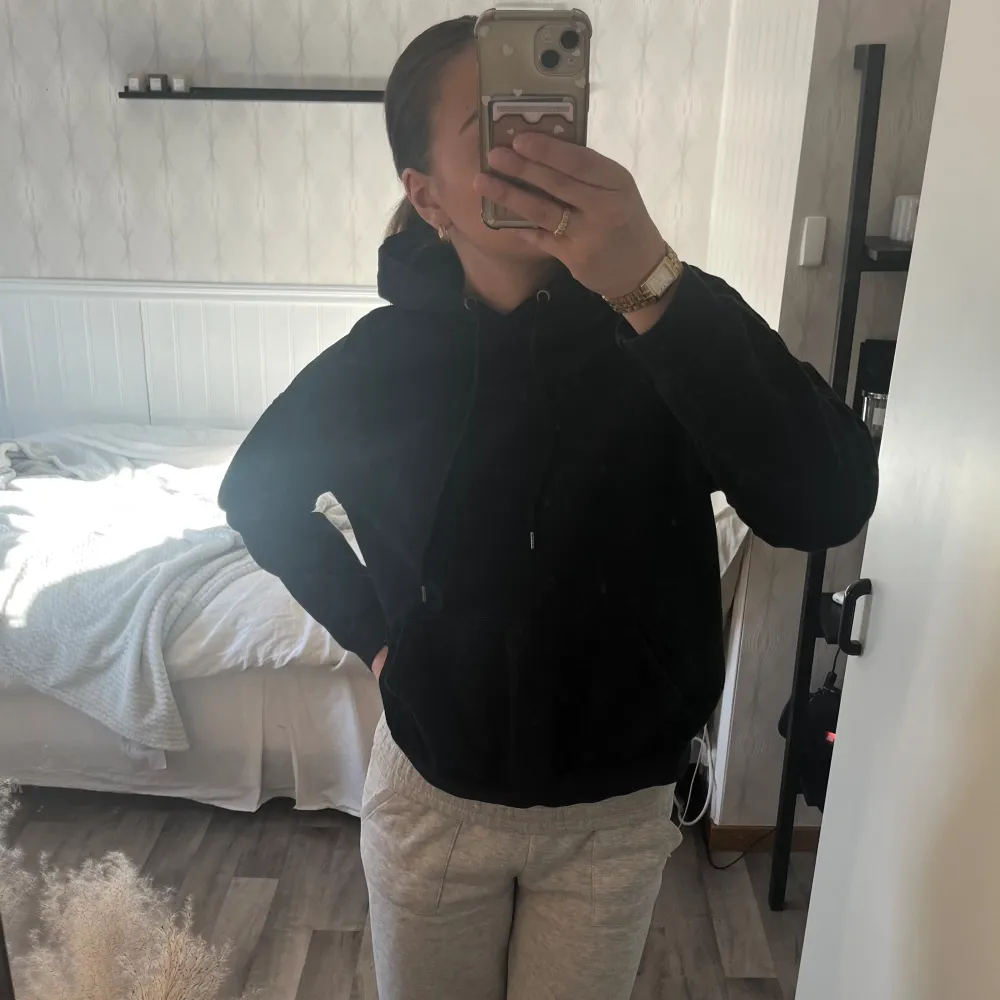 Jätte fin hoodie från yourturn🙌🏻 tycker den är lite för liten för mig så därför säljer jag🥰 har även en vit och en lila om intresse finns . Hoodies.