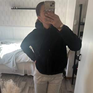 Jätte fin hoodie från yourturn🙌🏻 tycker den är lite för liten för mig så därför säljer jag🥰 har även en vit och en lila om intresse finns 