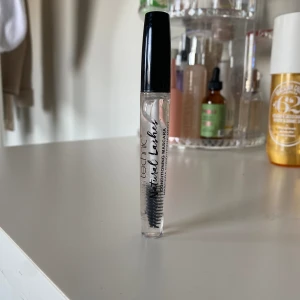 Mascara  - Säljer en genomskinlig mascara som man kan ha under sin ”riktiga” mascara eller om man bara vill få fram sina ögon lite🎀✌🏼