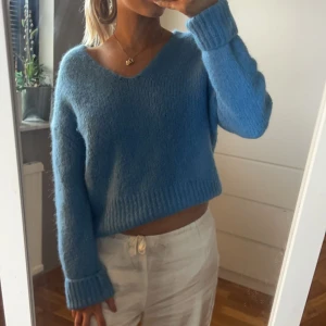 Stickad tröja - Superfin blå färg! V-ringning som går att ha både fram eller bak beroende på vad man gillar mest. Perfekt längd. Skriv ifall du har några frågor💗 Skriv innan du använder ”köp nu”.