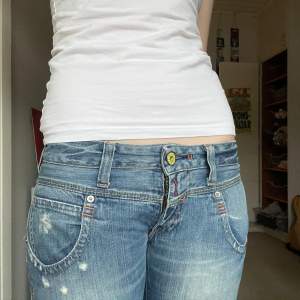 Ascoola jeans från replay.  Midjemått: 40cm Innerbenslängd: 77cm 