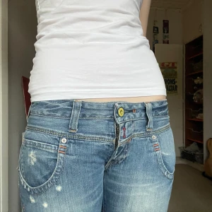 Low waist replay jeans - Ascoola jeans från replay.  Midjemått: 40cm Innerbenslängd: 77cm 