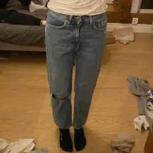H&M jeans i bra skick, hålet på högra benet tillhör modellen. Skriv vid frågor eller funderingar!