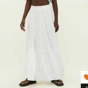 Stradivarius vit långkjol - Säljer den populära långkjolen från Stradivarius, använd men fortfarande i fint skick!