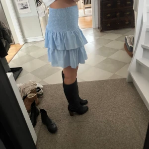 Super söt volang kjol - Supersöt volangkjol som är köpt för längesen men aldrig använda tyvärr🫶🏼🎀