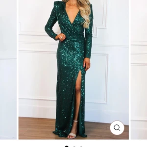 Vacker festklänning - Vacker lång fest/aftonklänning med slits framtill. Tyget har små paljetter och skimrar vackert i ljuset (sequin). Passar till bal.  Helt ny och oanvänd. Storlek S. 