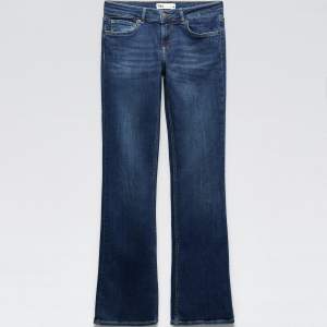 Säljer nu mina low waist Bootcut jeans från zara, fint skick köpte för någon år sedan. Inga defekter, stolek 34 (xs)💞 innerbenslängd: ca 80cm 