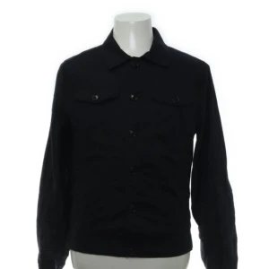 Zara over shitt - Säljer denna pga av att den var för liten för mig det är storlek M men passar som S