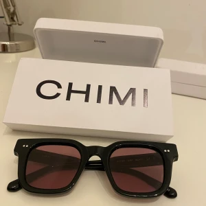 Chimi 04 lab black - Ett par sjukt snygga och unika brillor, perfekt till våren/sommarn. Skriv vid funderingar 