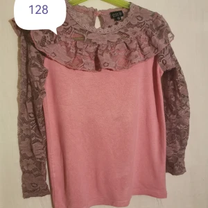 Spets tröja barn 128 - Spetsen missfärgad efter tvätt Finns fläck fram och bak Knappar i nacken   Försöker syna och få med skavanker, friskriver mig från att missat någon detalj