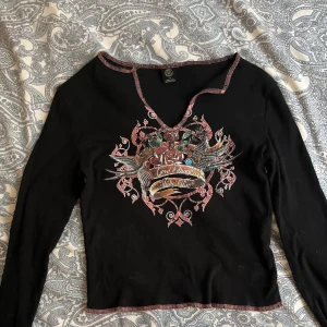 y2k - super fin tröja köpt från Urban Outfitters! Fint skick. Säljer pga kommer inte till användning.