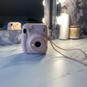 Instax mini 11 - Väldigt fin skick, finns dock inga foton kvar. Men det finns å köpa på Clas Olsson 